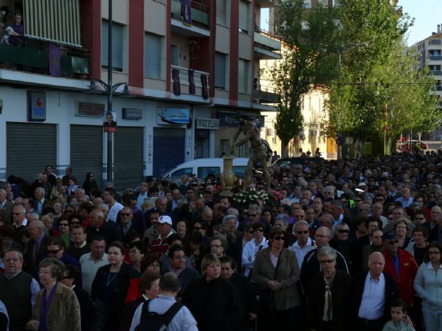 Como es tradición, cientos de jumillanos acompañaron al Cristo Amarrado en su regreso al Convento de Santa Ana - 4, Foto 4
