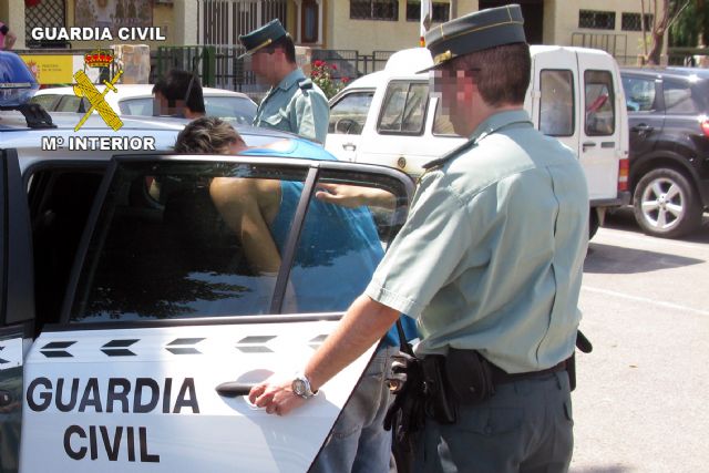 La Guardia Civil detiene a dos personas por el robo con fuerza en una explotación agrícola de Santomera - 2, Foto 2