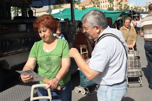 Los candidatos de IU-Verdes repartieron el Programa y departieron con los vecinos y vecinas en el mercadillo de esta mañana - 1, Foto 1
