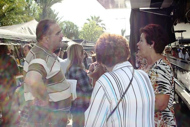 Los candidatos de IU-Verdes repartieron el Programa y departieron con los vecinos y vecinas en el mercadillo de esta mañana - 2, Foto 2