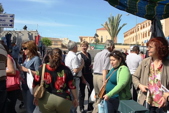 Los candidatos de IU-Verdes repartieron el Programa y departieron con los vecinos y vecinas en el mercadillo de esta mañana - 3, Foto 3