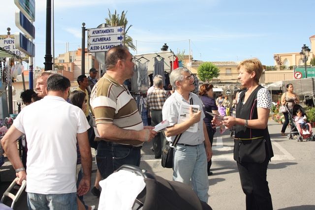 Los candidatos de IU-Verdes repartieron el Programa y departieron con los vecinos y vecinas en el mercadillo de esta mañana - 4, Foto 4