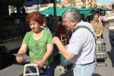 Los candidatos de IU-Verdes repartieron el Programa y departieron con los vecinos y vecinas en el mercadillo de esta mañana