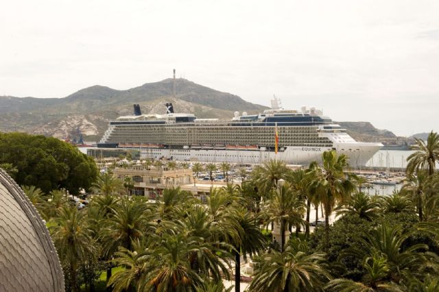 Cruceristas y turistas de la tercera edad llenan las calles del centro - 2, Foto 2