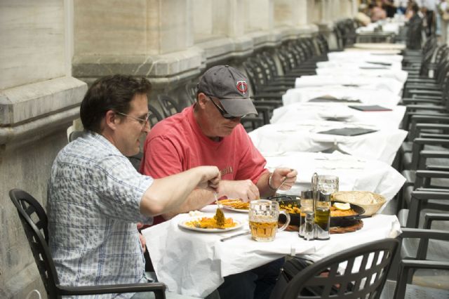 Cruceristas y turistas de la tercera edad llenan las calles del centro - 4, Foto 4