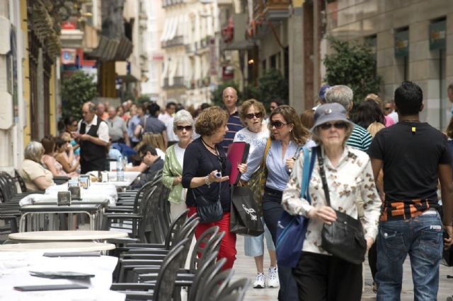 Cruceristas y turistas de la tercera edad llenan las calles del centro - 5, Foto 5