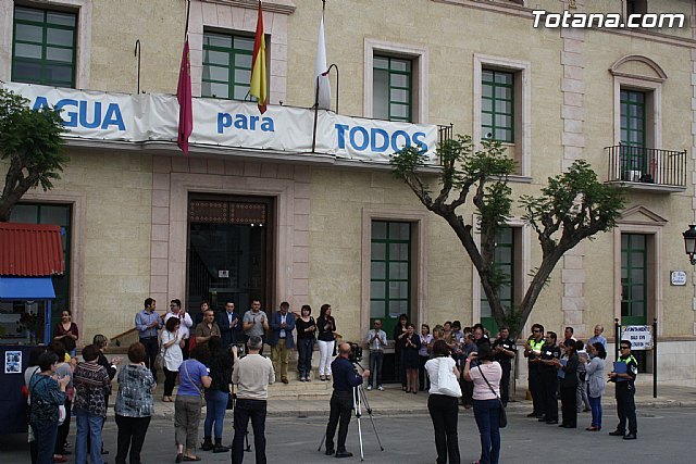 Totana muestra su solidaridad con Lorca y guarda un minuto de silencio, Foto 1