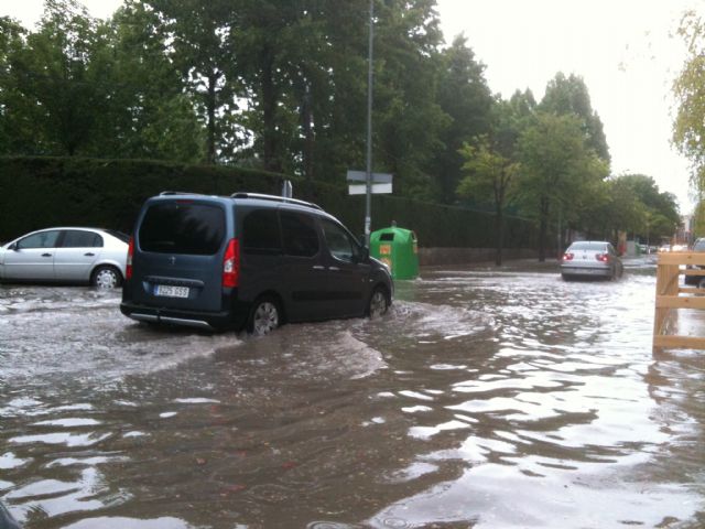 Denuncian que sigue sin solucionarse el problema de las inundaciones de algunas calles y los desbordamientos de la red - 2, Foto 2