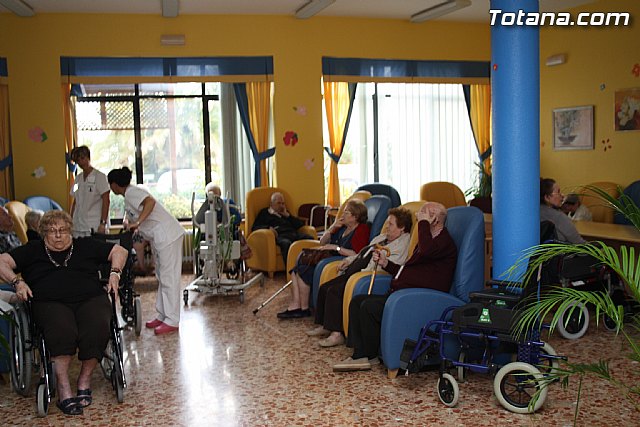 Autoridades regionales y locales visitan a los 22 mayores lorquinos - 11