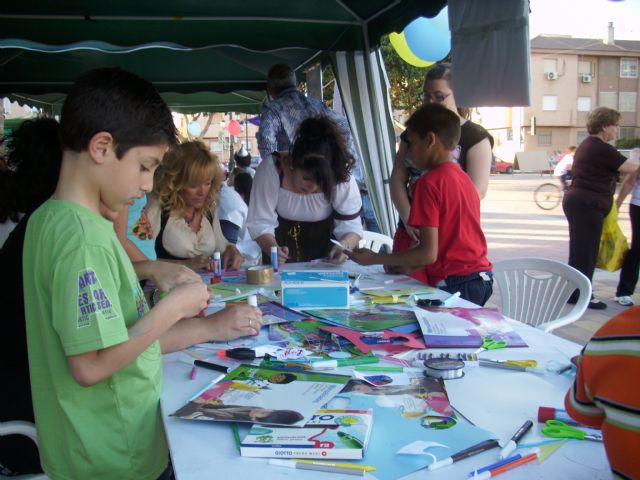 La plaza del Ayuntamiento colmada de niños con las actividades de animación a la lectura - 1, Foto 1