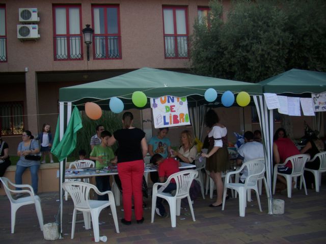 La plaza del Ayuntamiento colmada de niños con las actividades de animación a la lectura - 2, Foto 2