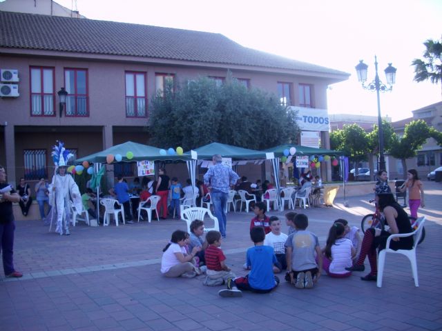 La plaza del Ayuntamiento colmada de niños con las actividades de animación a la lectura - 3, Foto 3