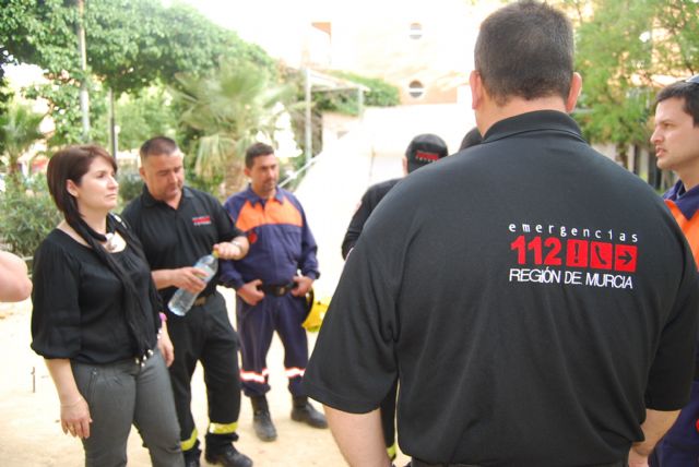 The Mayor of Totana and several councilors visit the civil defense volunteer Totana found in Lorca, Foto 1