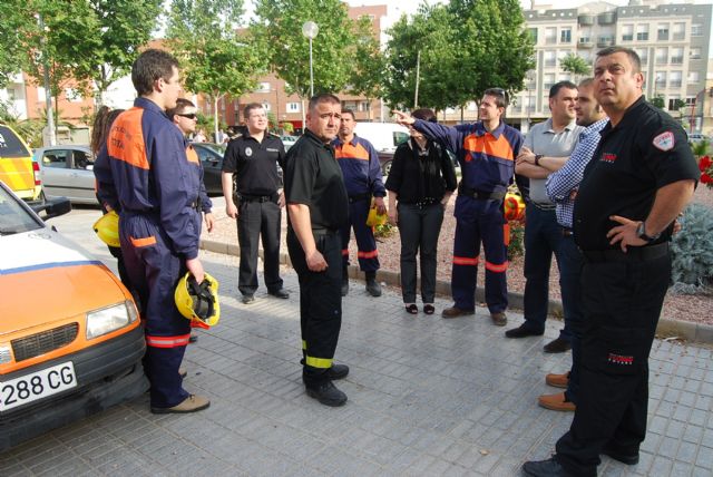 The Mayor of Totana and several councilors visit the civil defense volunteer Totana found in Lorca, Foto 4