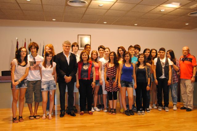 El concejal de Educación recibe a estudiantes franceses de intercambio con alumnos del IES Mar Menor - 1, Foto 1