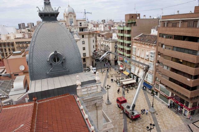 Los Bomberos retiran un nido con tres huevos de gaviota del Palacio Consistorial - 1, Foto 1