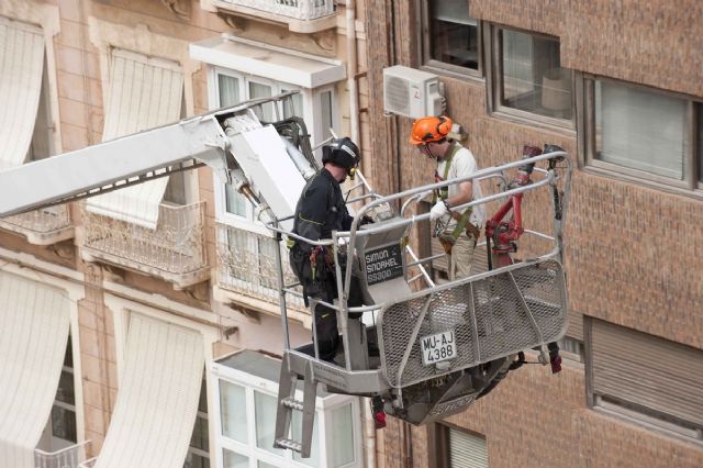Los Bomberos retiran un nido con tres huevos de gaviota del Palacio Consistorial - 2, Foto 2