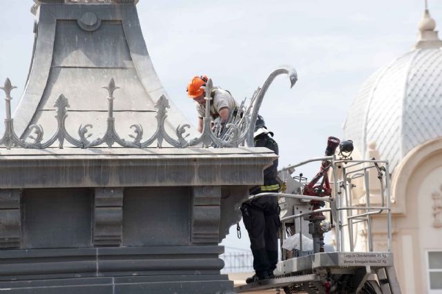 Los Bomberos retiran un nido con tres huevos de gaviota del Palacio Consistorial - 3, Foto 3