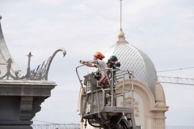 Los Bomberos retiran un nido con tres huevos de gaviota del Palacio Consistorial - 4, Foto 4