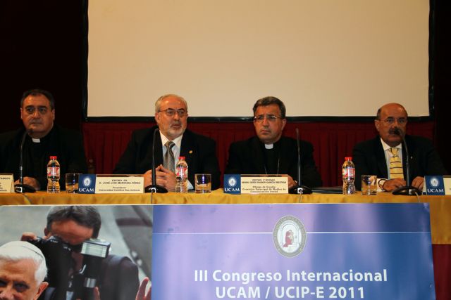 Hay que devolver la religión a las páginas principales de los medios - 1, Foto 1