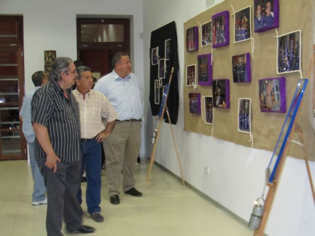 La agrupación del nazareno distingue a sus miembros e inaugura una muestra fotográfica - 1, Foto 1