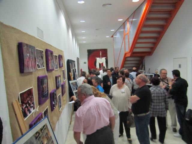La agrupación del nazareno distingue a sus miembros e inaugura una muestra fotográfica - 4, Foto 4