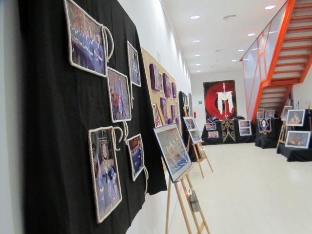 La agrupación del nazareno distingue a sus miembros e inaugura una muestra fotográfica - 5, Foto 5