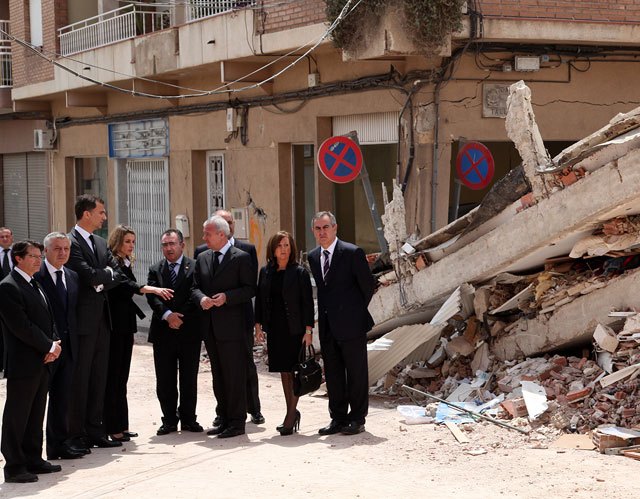 Centenares de personas y empresas se ofrecen para ayudar a los damnificados del terremoto, Foto 1