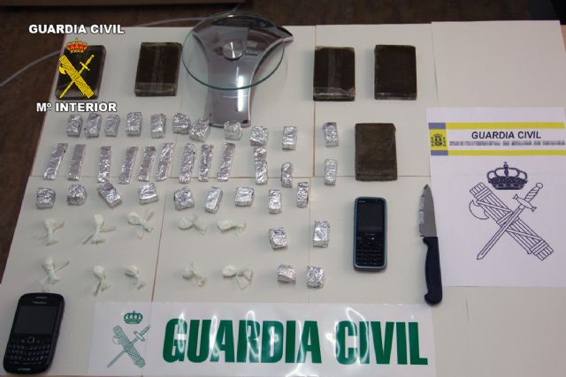 La Guardia Civil detiene a dos personas por tráfico de drogas en un centro educativo de Lorquí - 1, Foto 1