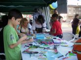 La plaza del Ayuntamiento colmada de niños con las actividades de animación a la lectura