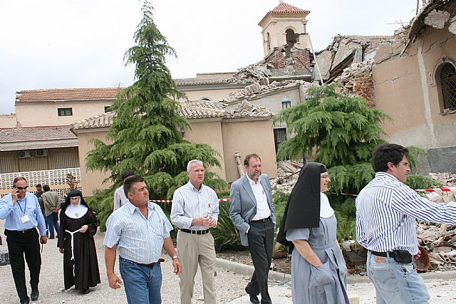 Valcárcel, junto a Francisco Jódar y Constantino Sotoca, comprobó los daños causados por los seísmos del pasado miércoles en el convento de las Clarisas., Foto 5