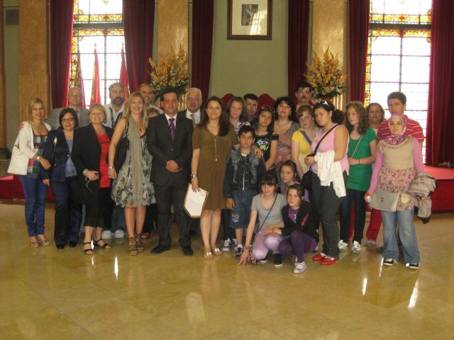 María Dolores Sánchez recibe a alumnos y profesores participantes en un proyecto Comenius sobre cuentos tradicionales - 2, Foto 2