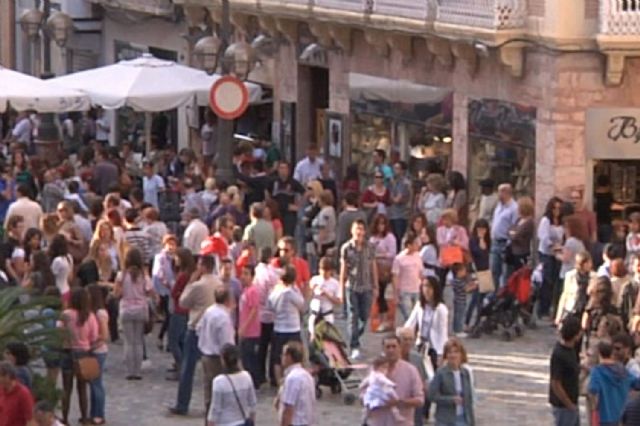 Cuatrocientos jóvenes sorprenden a los viandantes con un flashmob en la plaza del Icue - 1, Foto 1