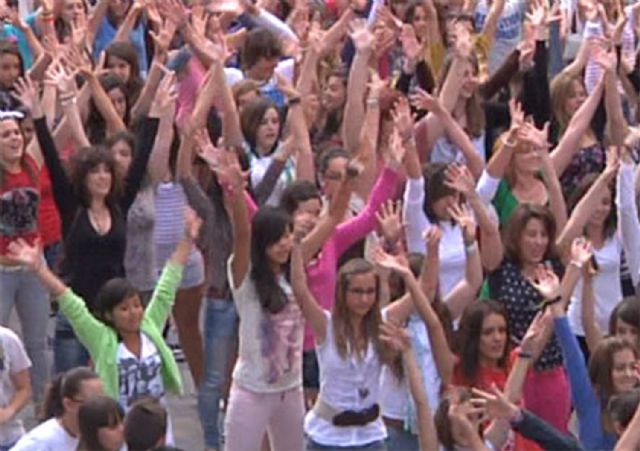 Cuatrocientos jóvenes sorprenden a los viandantes con un flashmob en la plaza del Icue - 2, Foto 2