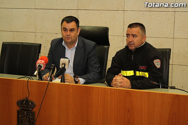 El alcalde hace un llamamiento para que los ciudadanos que quieran colaborar con los damnificados por el terremoto de Lorca lo realicen a través de Protección Civil Totana - 1, Foto 1