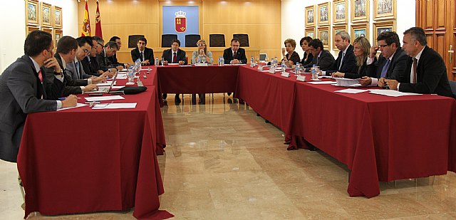 Los consejeros de Presidencia y Administraciones Públicas, María Pedro Reverte, de Cultura y Turismo, Pedro Alberto Cruz, y de Justicia y Seguridad Ciudadana, Manuel Campos, han mantenido esta mañana en el Palacio de San Esteban una reunión extraordinaria con la Comisión de Secretarios Generales, en la que también ha participado el alcalde de Lorca, Francisco Jódar, y varios concejales del consistorio lorquino, sobre las acciones que se están realizando con motivo del terremoto  de Lorca., Foto 1