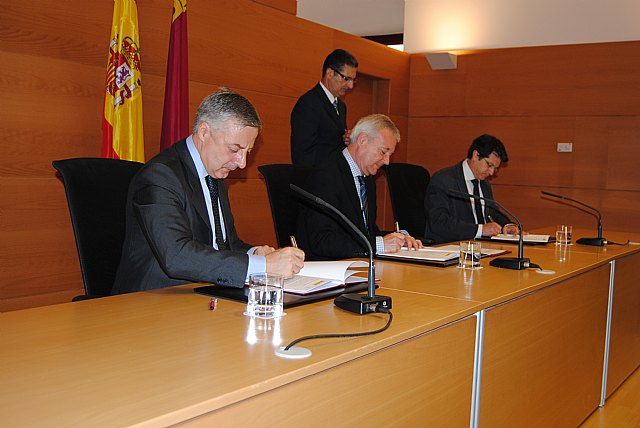 Blanco firma con el presidente de Murcia y el alcalde de Lorca el convenio para gestionar las ayudas de rehabilitación - 1, Foto 1