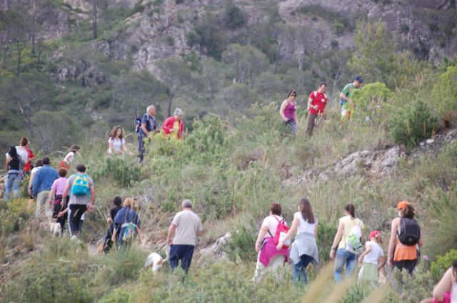 Cerca de 150 personas participaron, acompañadas de otros tantos perros, en la i marcha solidaria 'ladra, camina y aprende' - 1, Foto 1