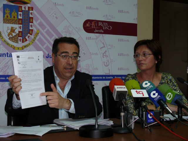 El alcalde y la concejal de hacienda afirman que ´a pesar de la deuda, la situación económica es buena teniendo en cuenta lo que está pendiente de cobro´ - 1, Foto 1