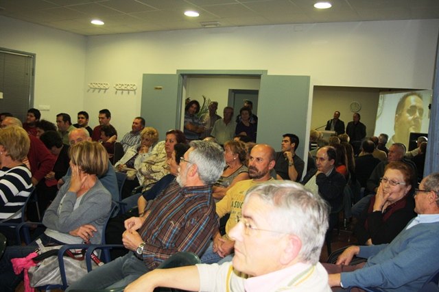 Los vecinos de la Era Alta participaron con sus preguntas y opiniones en el mitin de IU-Verdes en el Centro Social - 2, Foto 2