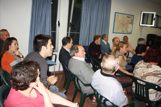 Los vecinos de la Era Alta participaron con sus preguntas y opiniones en el mitin de IU-Verdes en el Centro Social, Foto 4