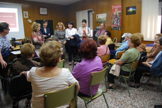 La candidata del PP a la alcaldía expone a las amas de casa propuestas en materia de mujer para los próximos años - 1, Foto 1