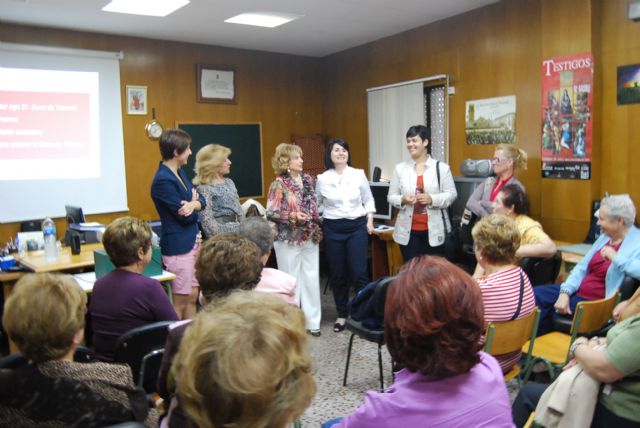 La candidata del PP a la alcaldía expone a las amas de casa propuestas en materia de mujer para los próximos años, Foto 3