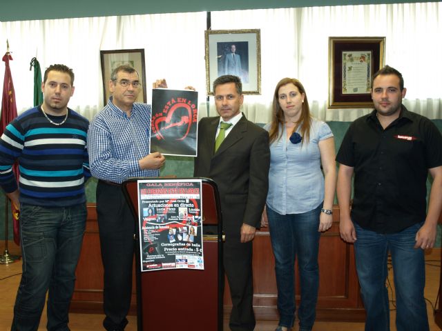 El alcalde, Manuel González (d) y el presidente de Cáritas Ceutí, Juan Francisco Gallego, sostienen el cartel con el eslogan para ayudar a Lorca, Foto 1