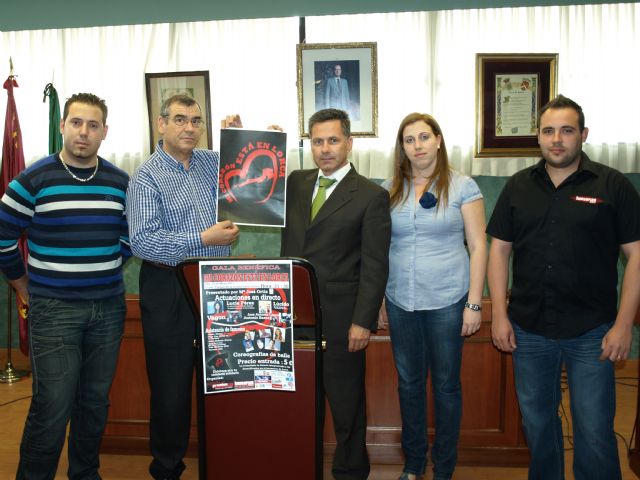 El alcalde, Manuel González (d) y el presidente de Cáritas Ceutí, Juan Francisco Gallego, sostienen el cartel con el eslogan para ayudar a Lorca, Foto 1