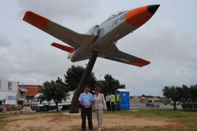 El ayuntamiento coloca un avión cedido por el Ejército del Aire en la rotonda de mayor tráfico del municipio - 1, Foto 1