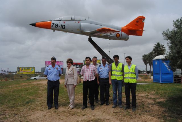El ayuntamiento coloca un avión cedido por el Ejército del Aire en la rotonda de mayor tráfico del municipio - 2, Foto 2