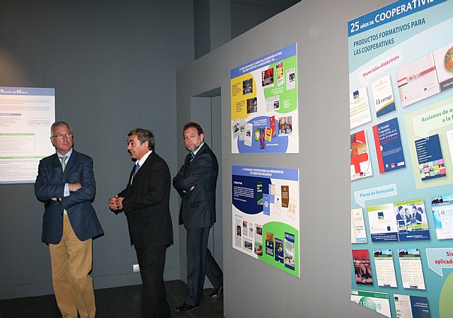 Valcárcel muestra su solidaridad con las cooperativas y empresas de economía social de Lorca afectadas por los terremotos - 2, Foto 2