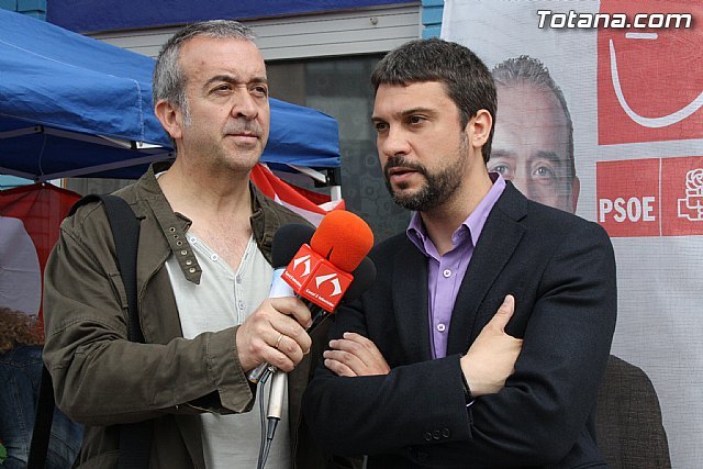 Rueda de prensa. ‎Juan Francisco Otálora y Joaquín López Pagán en el mercadillo semanal de Totana, Foto 1
