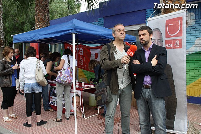 Rueda de prensa. ‎Juan Francisco Otálora y Joaquín López Pagán en el mercadillo semanal de Totana, Foto 2